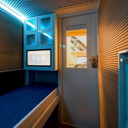 Отель Resting Pods - Zzzleepandgo Modlin Airport Wmi Новы-Двур-Мазовецкий Экстерьер фото